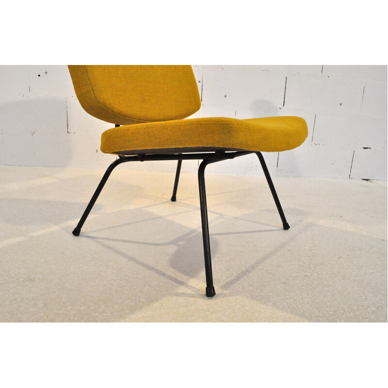 Mustard "CM190" low chair, Pierre PAULIN - 50s