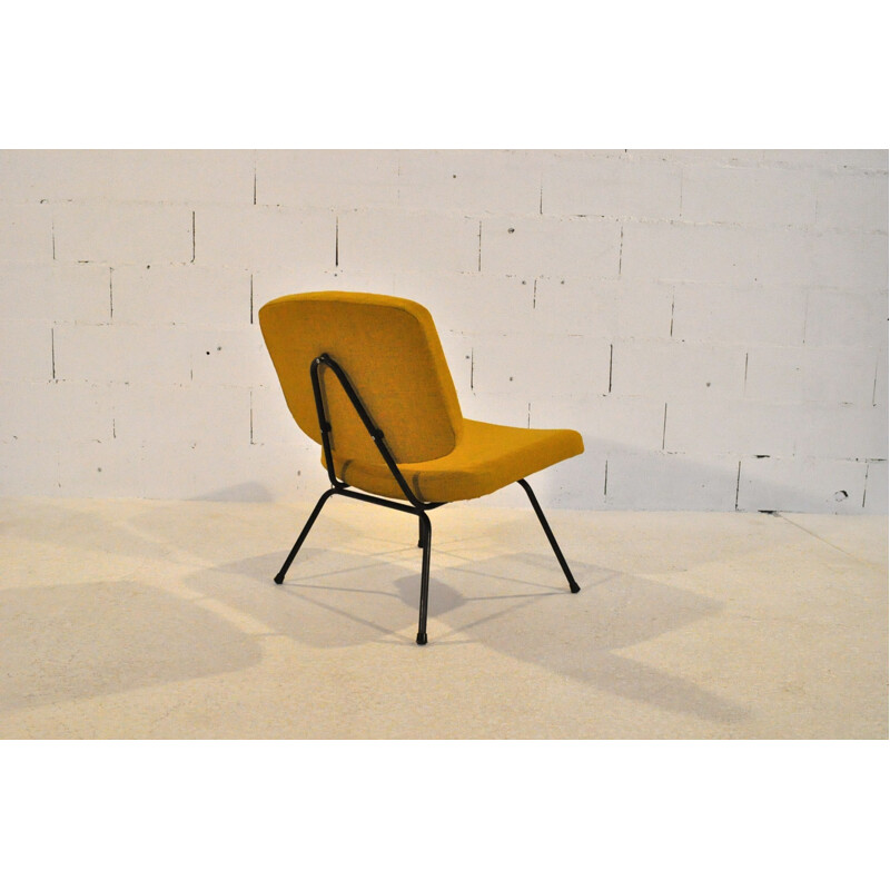 Mustard "CM190" low chair, Pierre PAULIN - 50s
