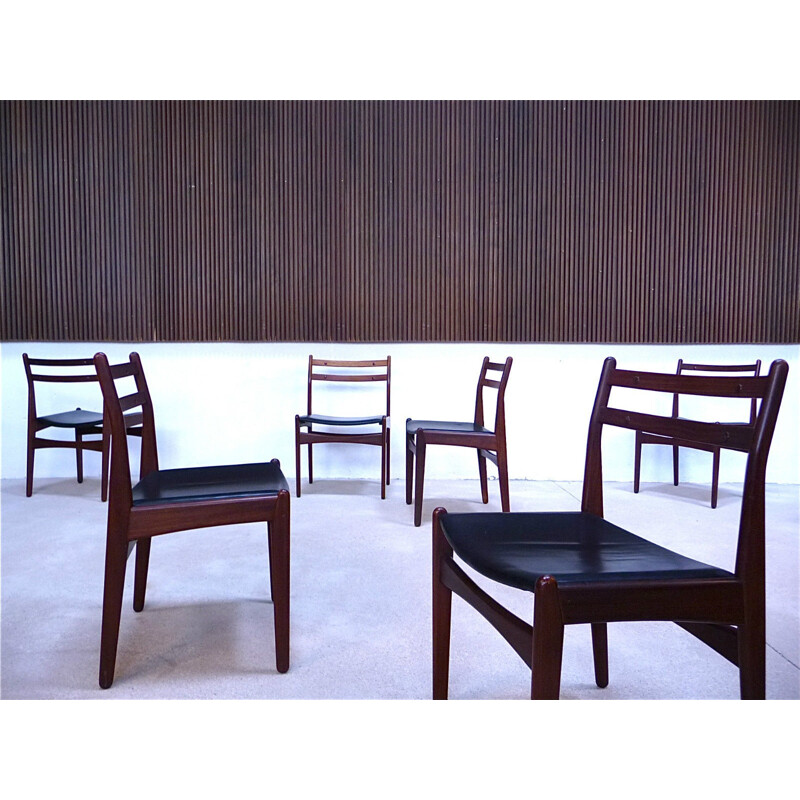 Satz von 6 Frem Røjle Stühlen aus Teakholz und schwarzem Kunstleder - 1960