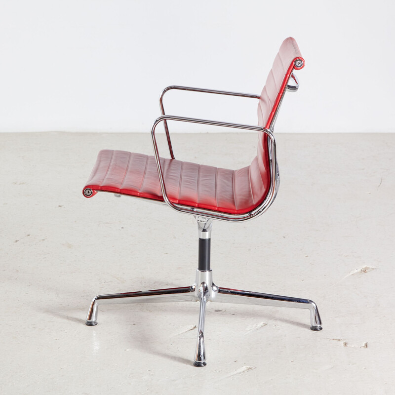 Chaise de bureau vintage pivotante Red Model EA108 par Charles & Ray Eames pour vitra 1980