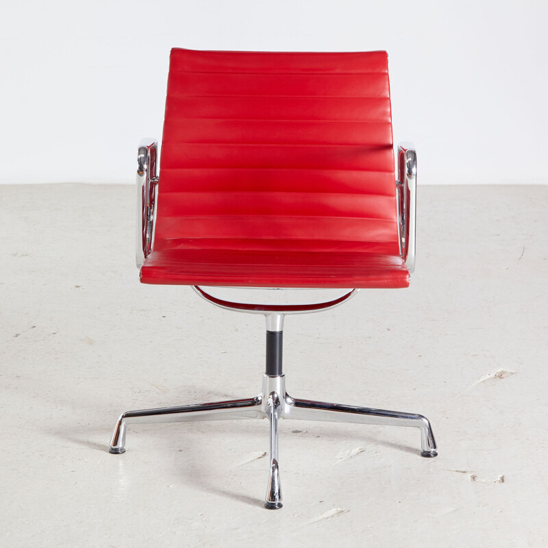 Chaise de bureau vintage pivotante Red Model EA108 par Charles & Ray Eames pour vitra 1980