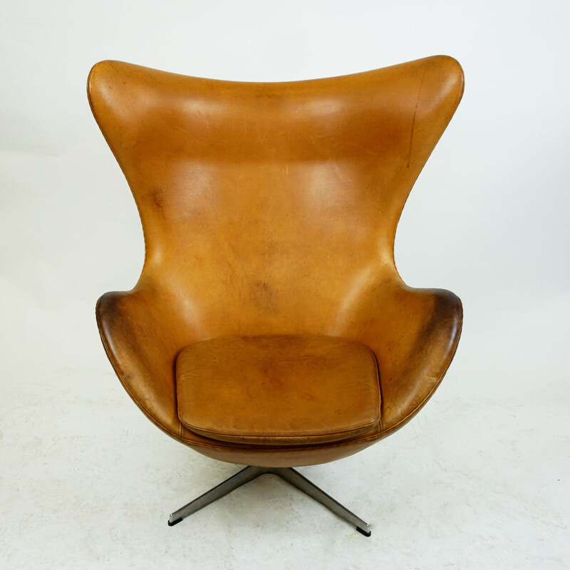 Vintage Cognac Leataher Eggchair by Arne Jacobsen for Fritz Hansen, Denmark 1958s