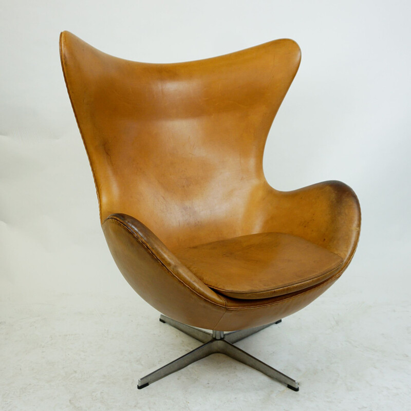 Vintage Cognac Leataher Eggchair by Arne Jacobsen for Fritz Hansen, Denmark 1958s