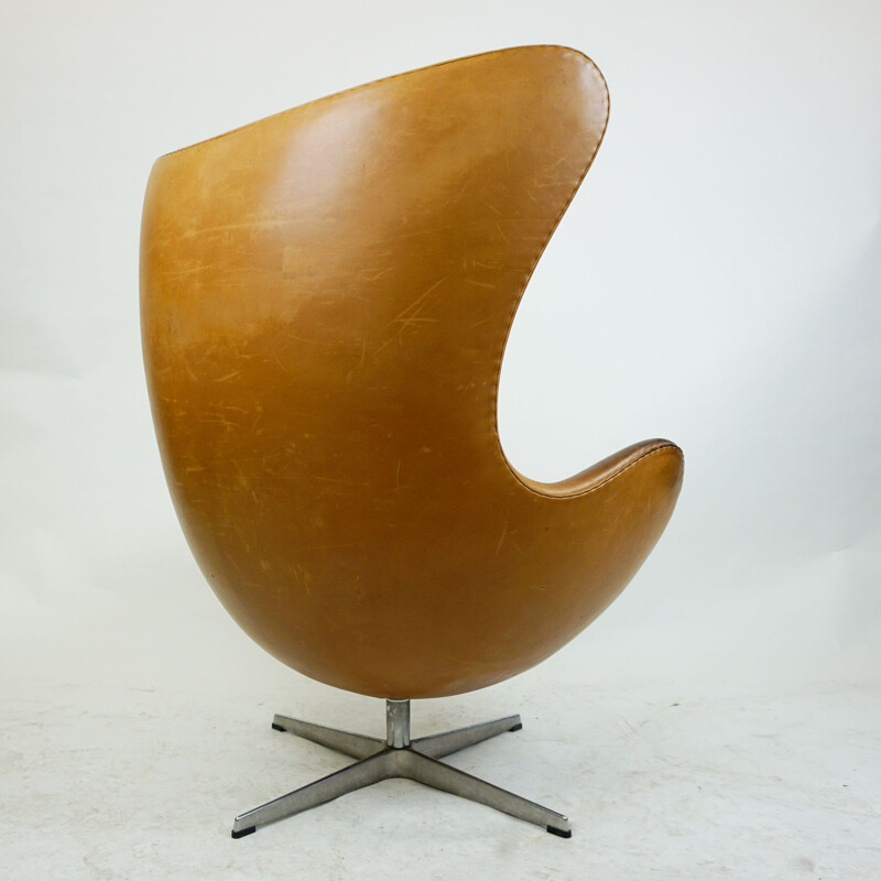 Vintage Cognac Leataher Eggchair by Arne Jacobsen for Fritz Hansen, Denmark 1958s