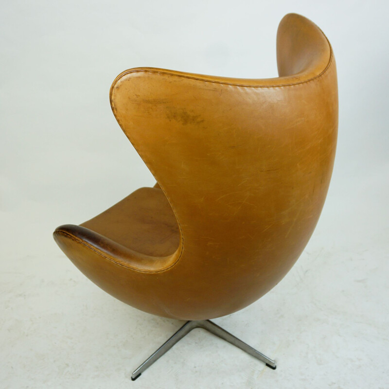 Vintage Cognac Leataher Eggchair by Arne Jacobsen for Fritz Hansen, Denmark 1958s