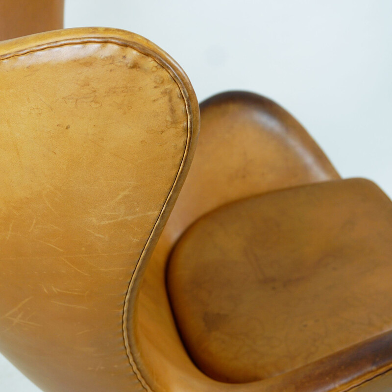 Vintage Cognac Leataher Eggchair by Arne Jacobsen for Fritz Hansen, Denmark 1958s