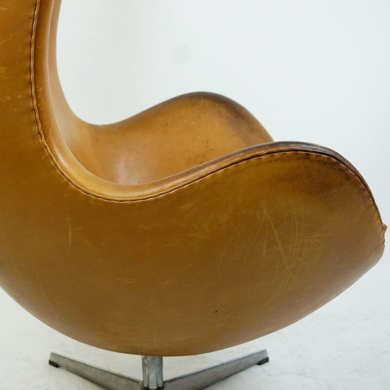 Vintage Cognac Leataher Eggchair by Arne Jacobsen for Fritz Hansen, Denmark 1958s