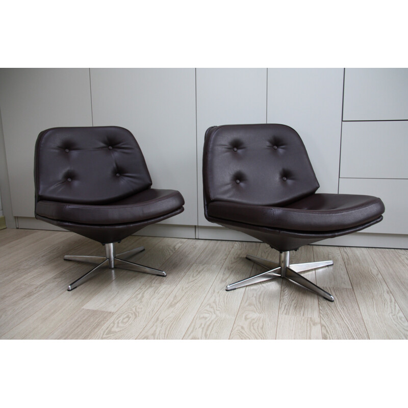 Paire de fauteuils lounge retapissés en simili cuir brun - 1960