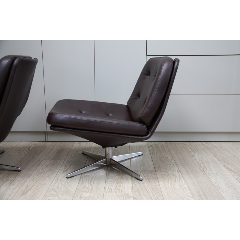 Paire de fauteuils lounge retapissés en simili cuir brun - 1960