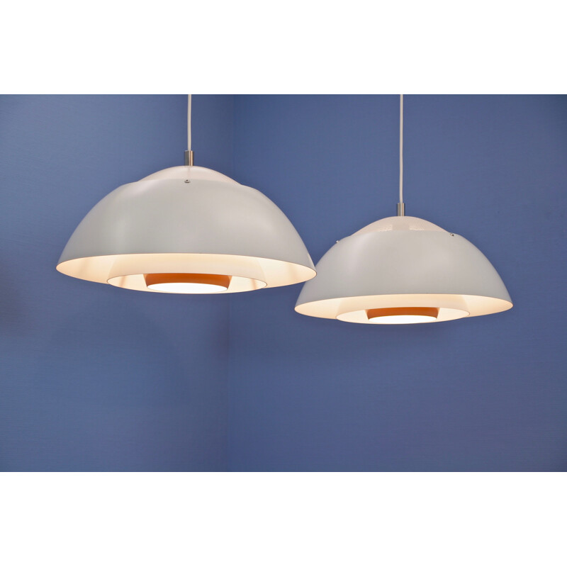 Paire de suspensions vintage 'Safari' en blanc avec accent orange par Christian Hvidt pour Nordisk Solar, danois 1970