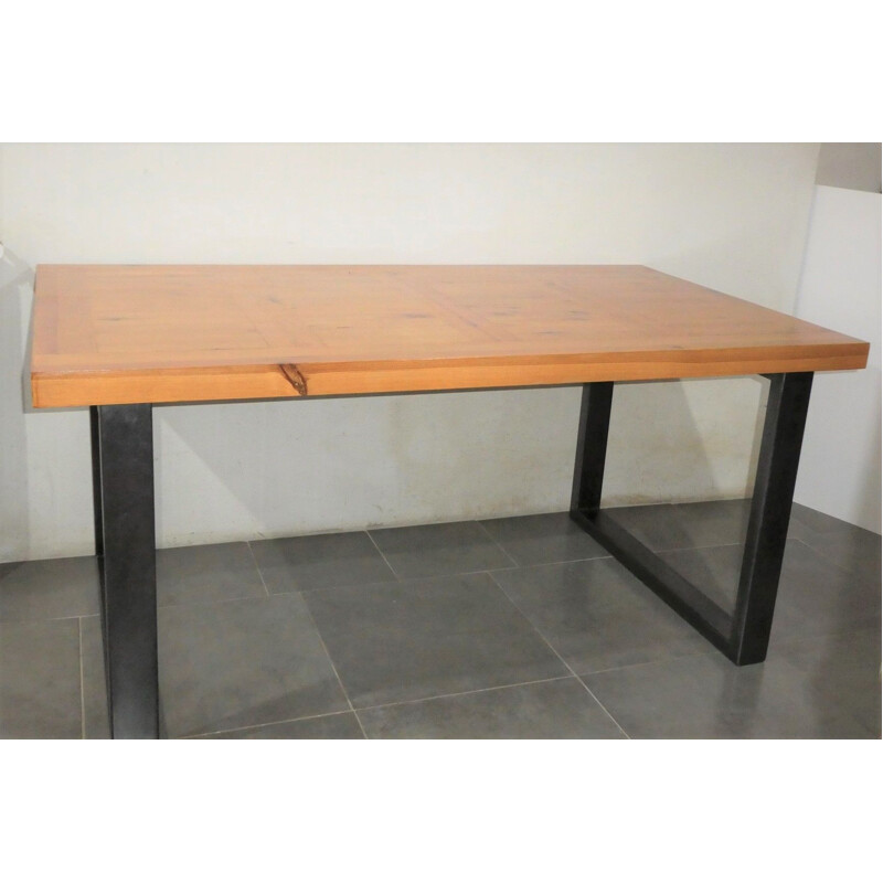 Mesa industrial vintage con tablero de madera y patas de metal