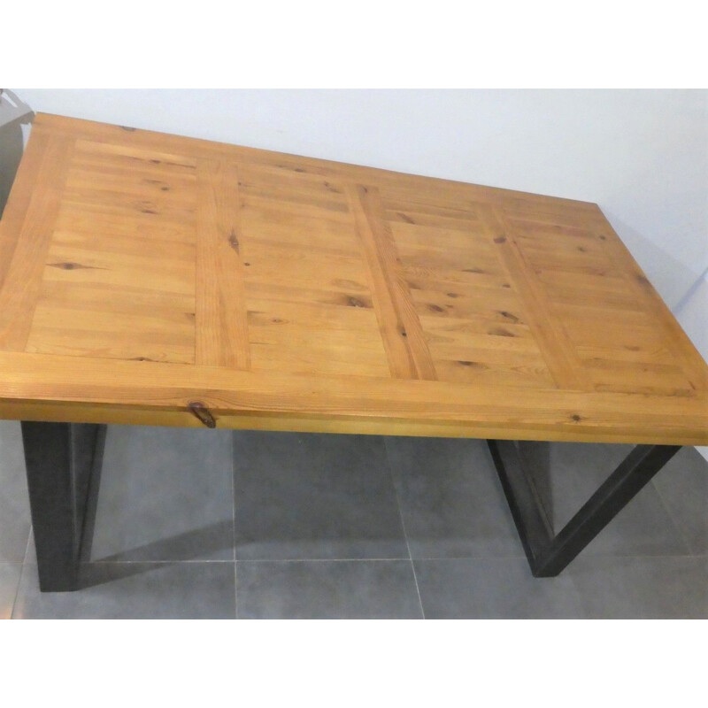 Vintage industriële tafel met houten blad en metalen poten