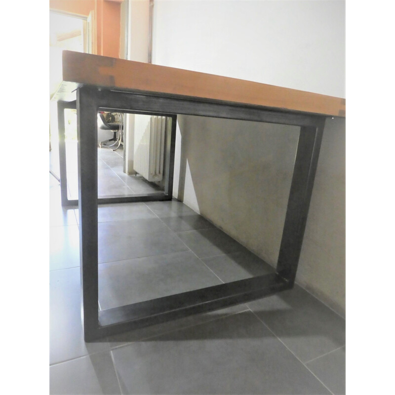 Vintage industriële tafel met houten blad en metalen poten