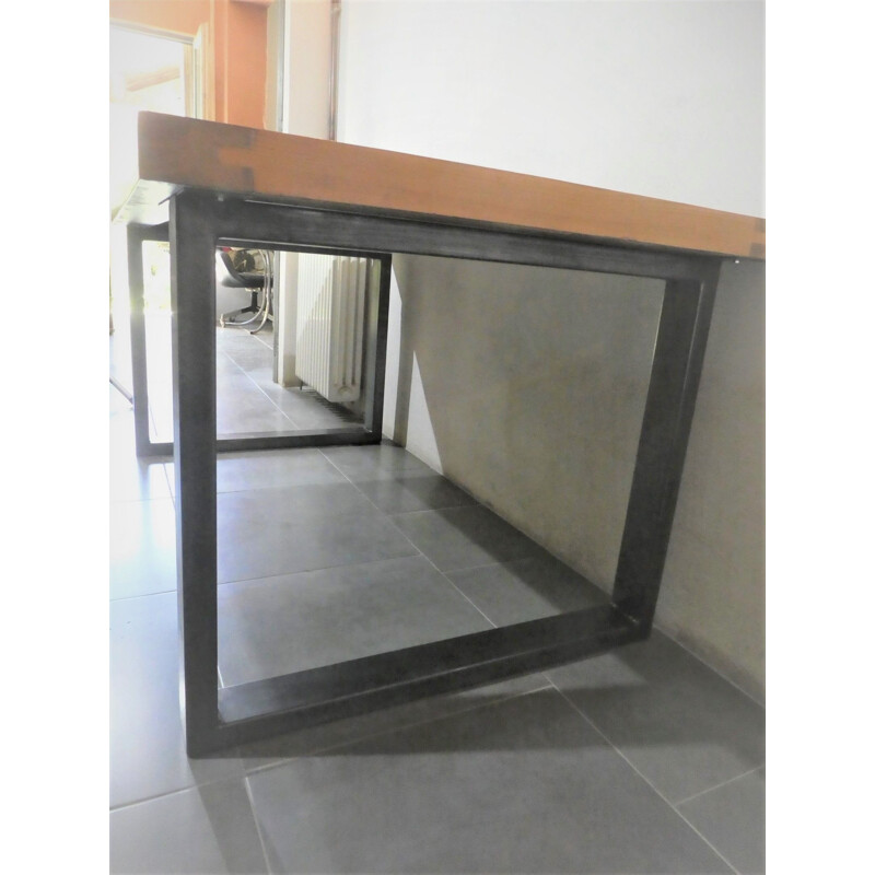 Mesa industrial vintage con tablero de madera y patas de metal