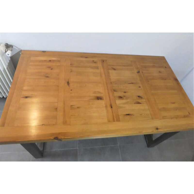 Vintage industriële tafel met houten blad en metalen poten