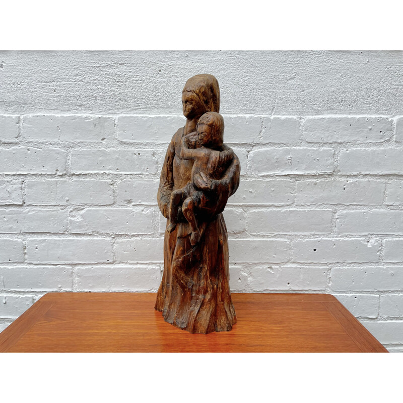 Sculpture vintage en bois naïve d'une femme et d'un enfant