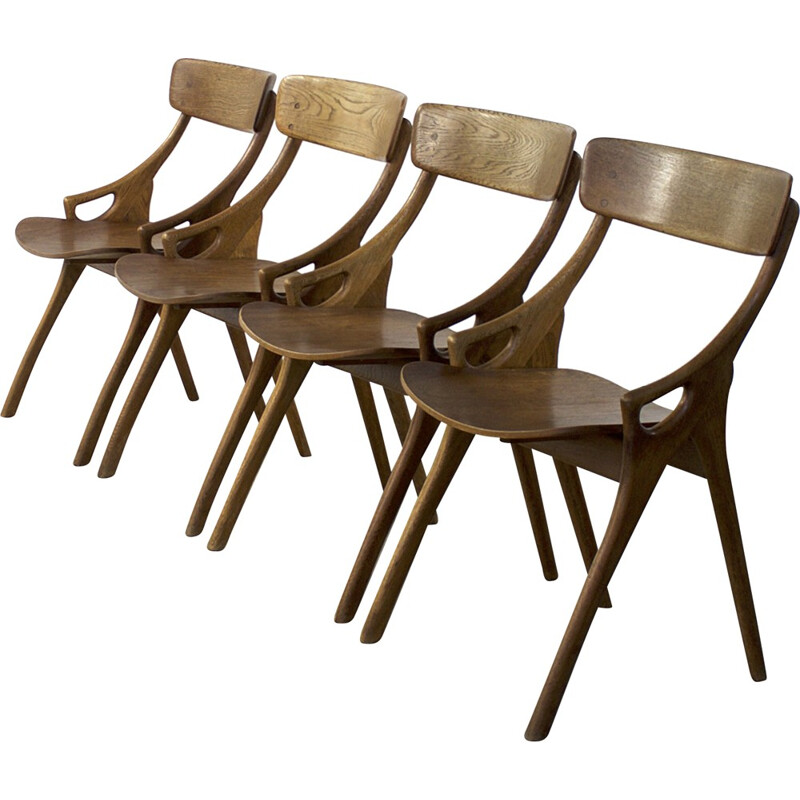 Suite de 4 chaises en teck, Arne HOVMAND OLSEN - 1950