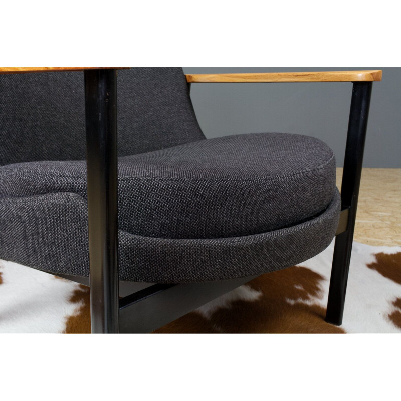 Paire de fauteuil lounges vintage Ib Kofod Larsen en laine gris foncé sur cadre métallique noir pour Fröscher 1972