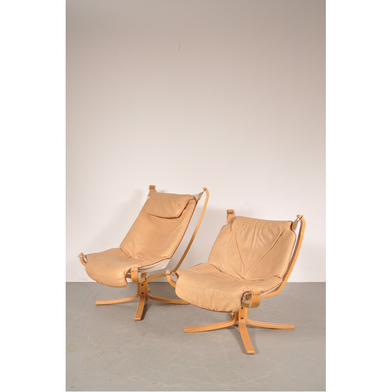 Pair of Vatne Mobler "Falcon" armchairs in beige leather and wood, Sigurd RESSEL - 1960s