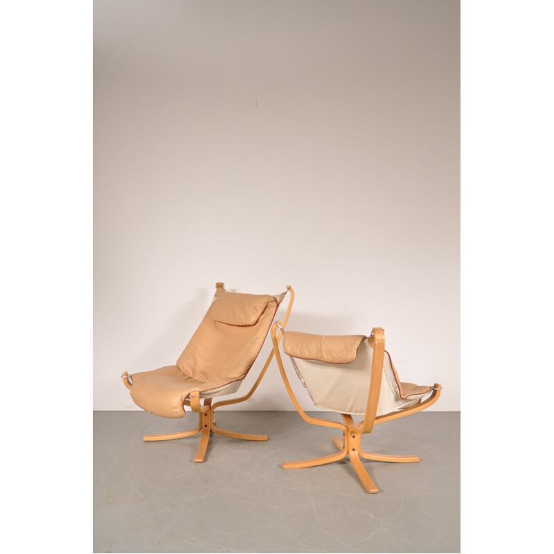 Pair of Vatne Mobler "Falcon" armchairs in beige leather and wood, Sigurd RESSEL - 1960s