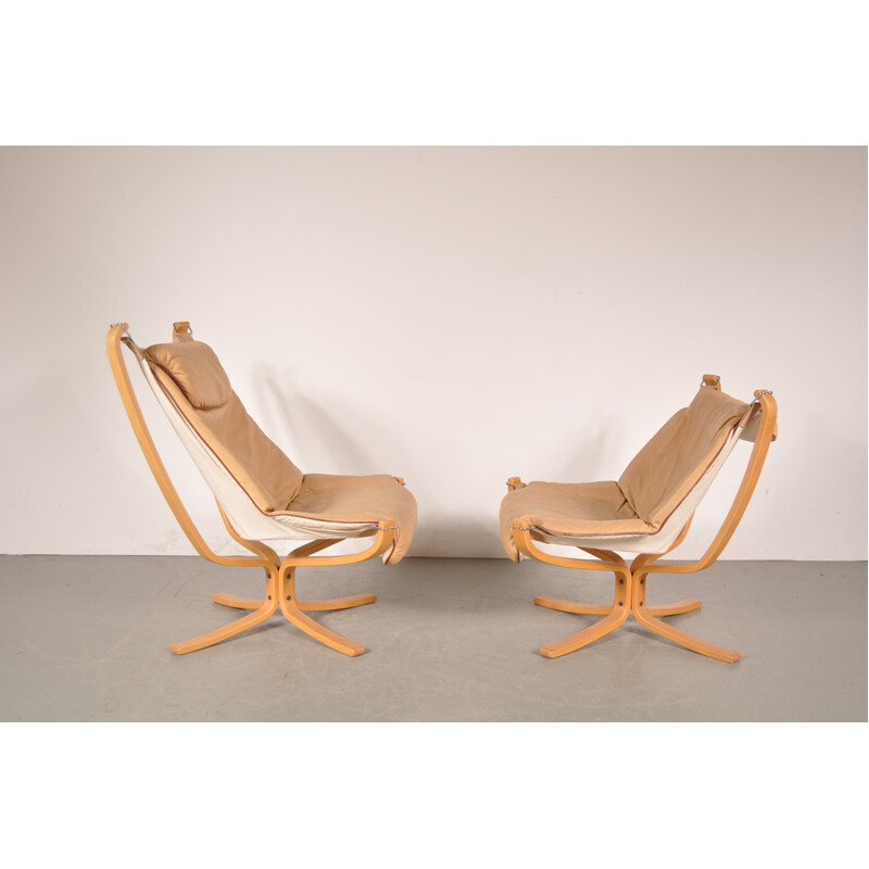 Pair of Vatne Mobler "Falcon" armchairs in beige leather and wood, Sigurd RESSEL - 1960s
