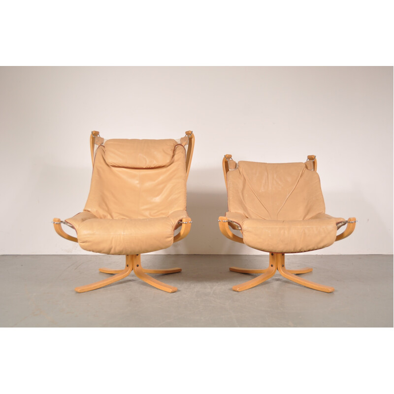 Pair of Vatne Mobler "Falcon" armchairs in beige leather and wood, Sigurd RESSEL - 1960s