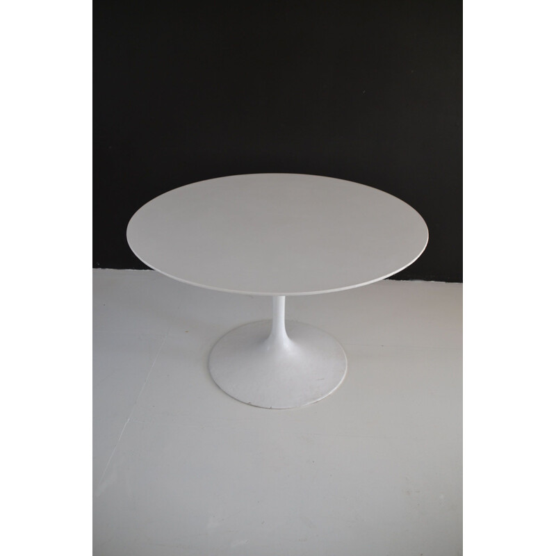 Vintage table by Saarinen for Knoll 1950