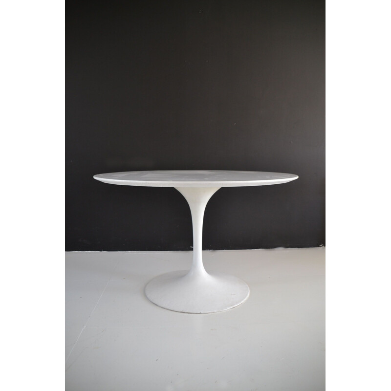 Vintage table by Saarinen for Knoll 1950