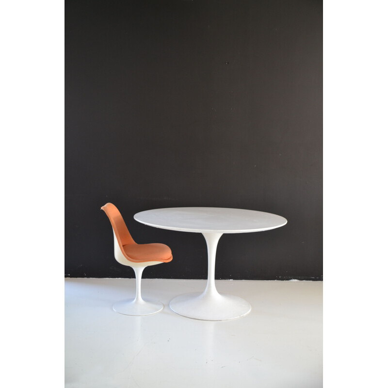 Vintage table by Saarinen for Knoll 1950