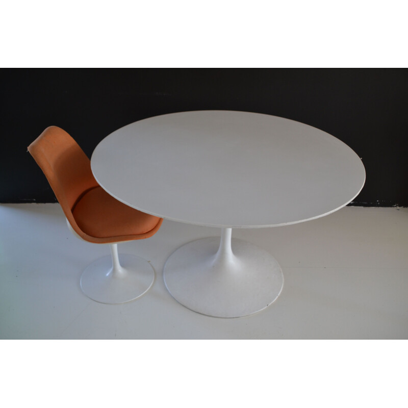 Vintage table by Saarinen for Knoll 1950