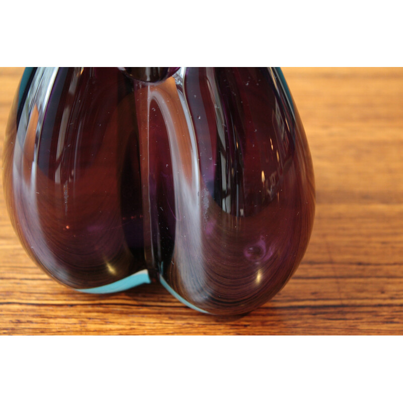 Small Holmegaard "Trefløjet" vase in purple glass, Per LÜTKEN - 1950s