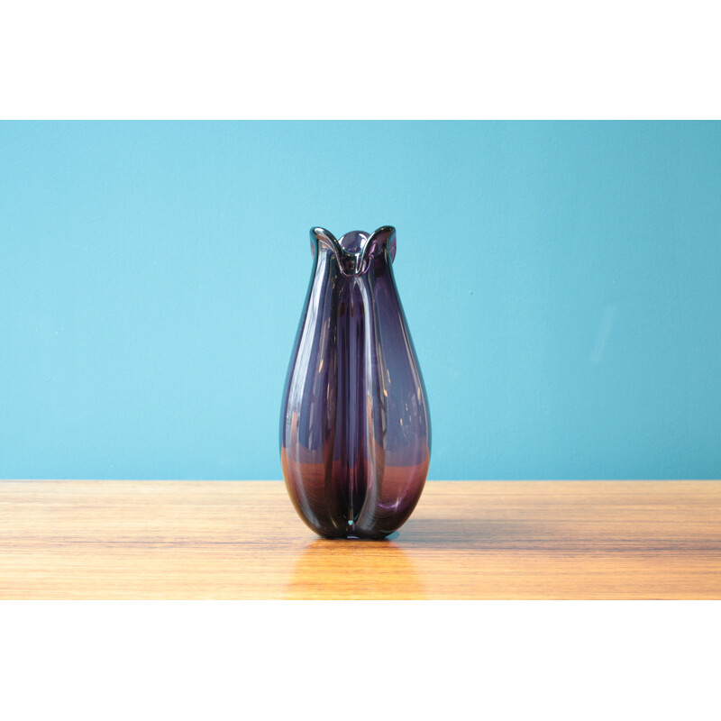 Mid-century Holmegaard "Trefløjet" vase in purple glass, Per LÜTKEN - 1955