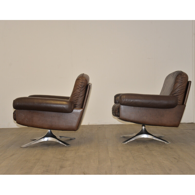 Pair of De Sede "DS-31" swivel armchairs in brown leather and aluminum - 1970s