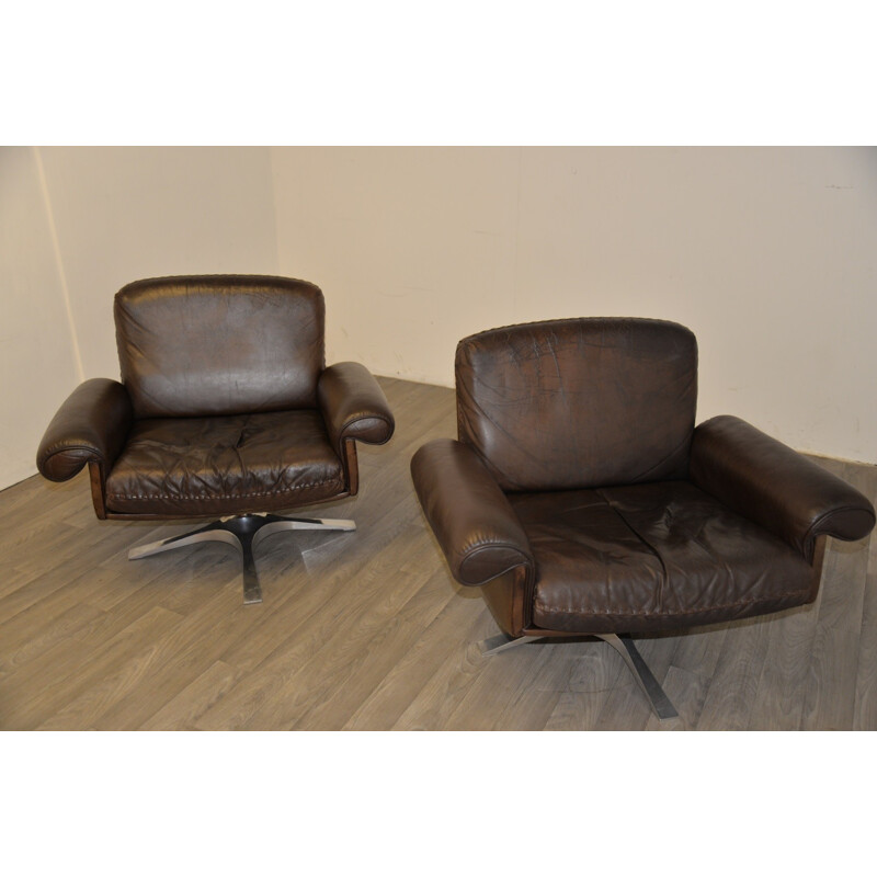 Pair of De Sede "DS-31" swivel armchairs in brown leather and aluminum - 1970s