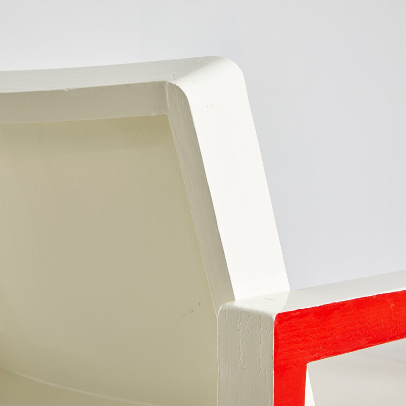Rood en wit vintage Bauhaus fauteuil en tafel