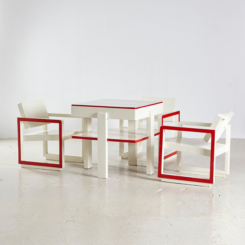 Rood en wit vintage Bauhaus fauteuil en tafel