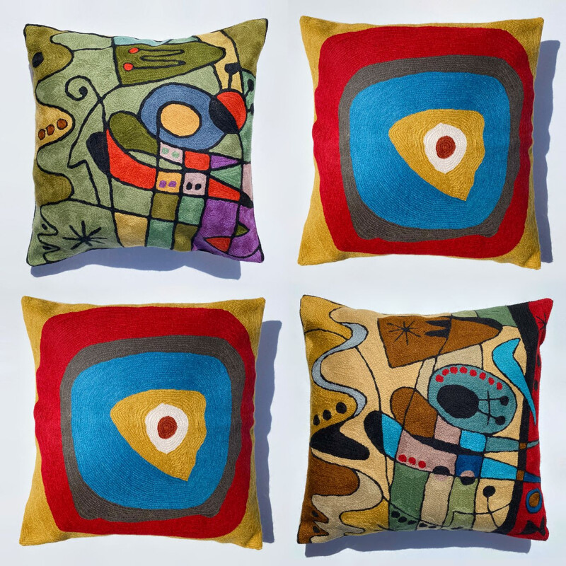 Set van 4 vintage veelkleurige wollen kussens geborduurd met abstracte motieven