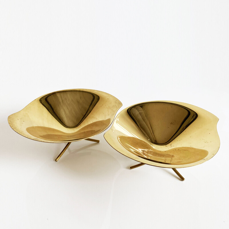 Pair of vintage tripod brass bowls by Gunter Kupetz. Germany 1950s