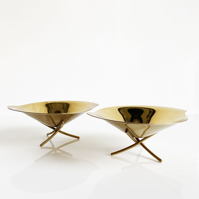 Pair of vintage tripod brass bowls by Gunter Kupetz. Germany 1950s