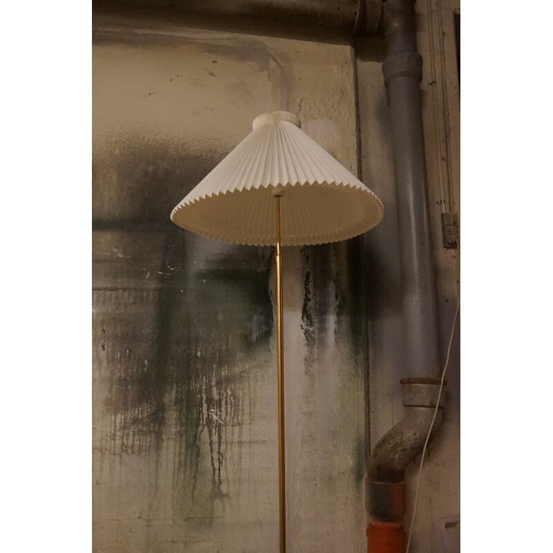 Lampadaire vintage en laiton avec un abat-jour Le Klint, Danois 1970