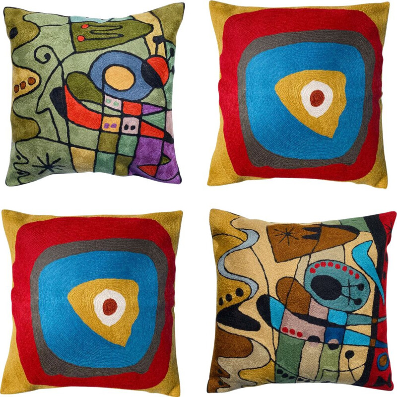 Set van 4 vintage veelkleurige wollen kussens geborduurd met abstracte motieven