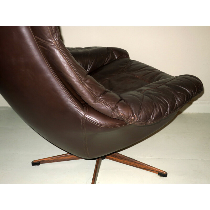 Fauteuil lounge vintage en cuir brun foncé et palissandre par H W Klein pour Bramin Swivel 1960