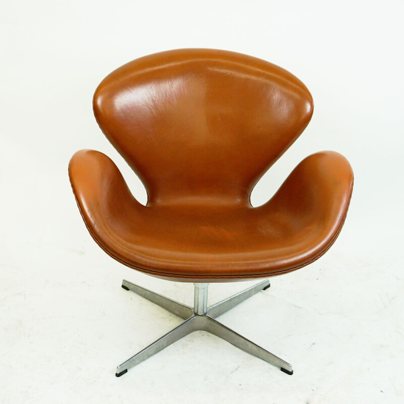 Fauteuil vintage Cygne en cuir brun par Arne jacobsen pour Fritz Hansen 1958