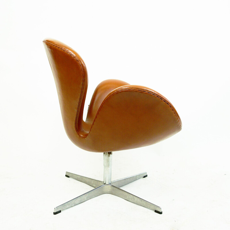 Bruin lederen Swan fauteuil van Arne Jacobsen voor Fritz Hansen 1958