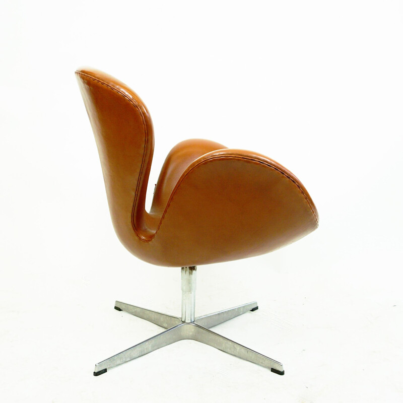 Vintage Brown Leather Swan Chair by Arne jacobsen for Fritz Hansen 1958s
