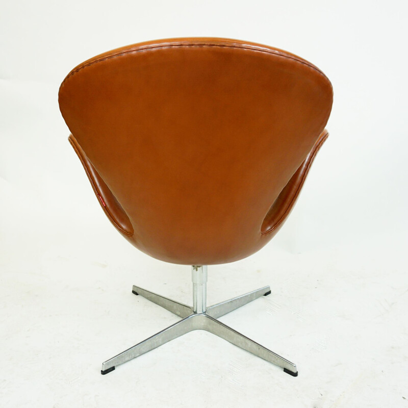 Vintage-Sessel Schwan in braunem Leder von Arne jacobsen für Fritz Hansen 1958