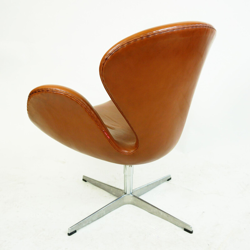 Vintage Brown Leather Swan Chair by Arne jacobsen for Fritz Hansen 1958s