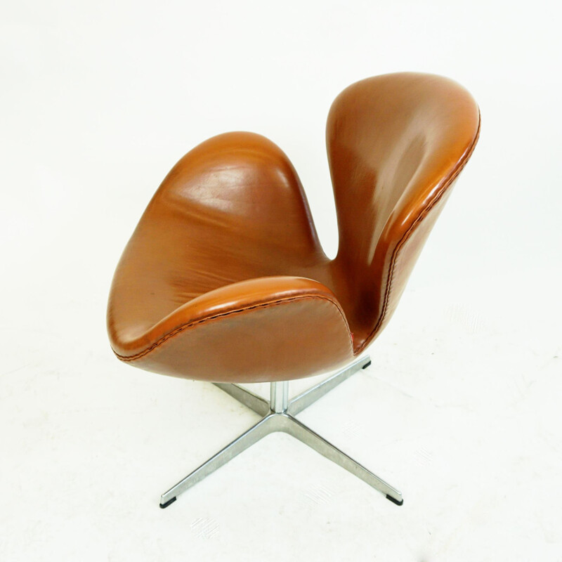 Vintage-Sessel Schwan in braunem Leder von Arne jacobsen für Fritz Hansen 1958