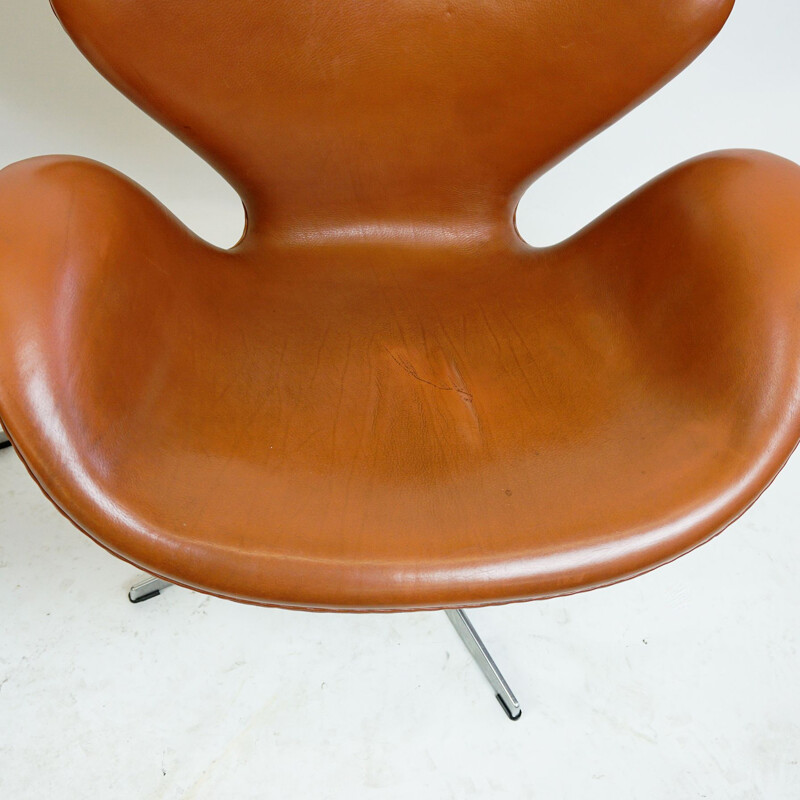 Poltrona Swan in pelle marrone di Arne Jacobsen per Fritz Hansen 1958