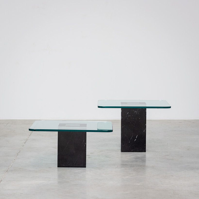 Par de mesas laterais quadradas modernistas vintage com tampo de vidro, Itália 1970
